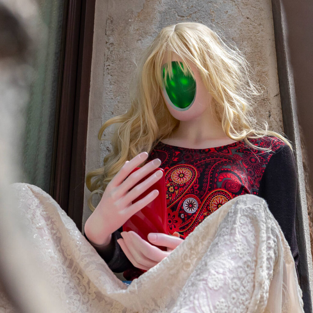 Solitudine di ragazza in falsa compagnia 00